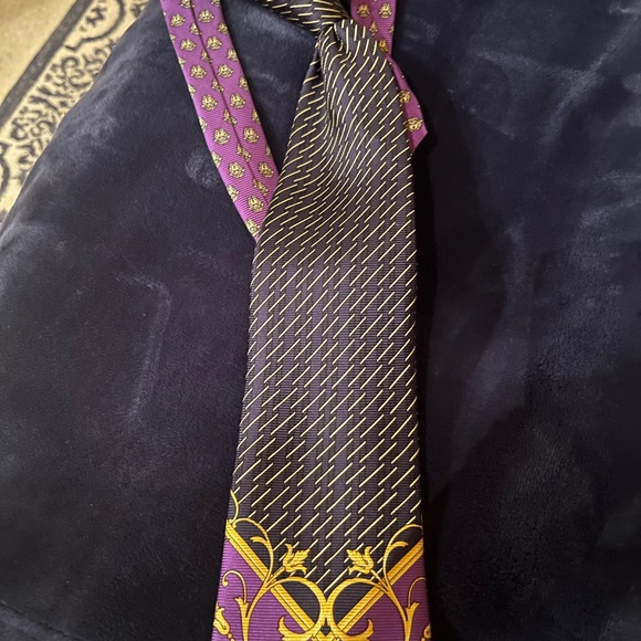 Versace Tie vibrant colors and very classy 3.5 inches! Very Rare & stylish🇮🇹 - Picture 3 of 6